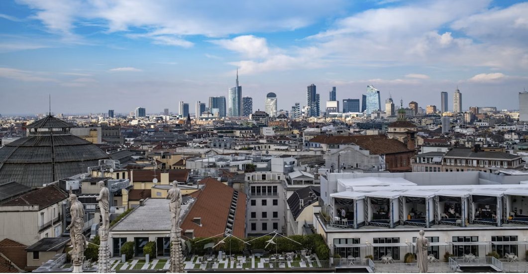 Skyline di Milano: tetti storici e grattacieli moderni di Porta Nuova